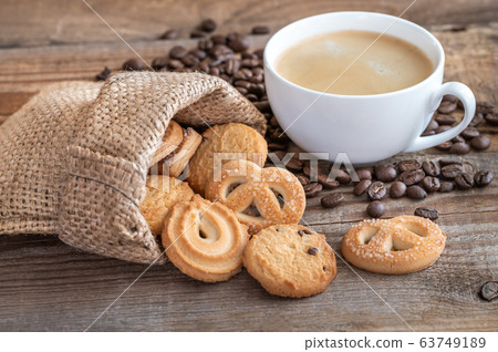 Butter cookies in burlap bag 63749189