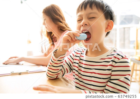 Parents and children, mothers, children, sons, working from home, business, freelance snacks Parents and children, mothers, children, sons, working from home, business, freelance snacks 63749255
