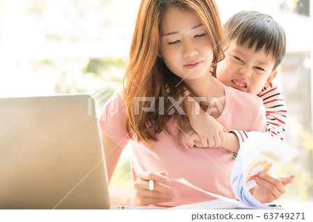 Parents and children, mothers, children, sons, telecommuting, work, spoiling 63749271