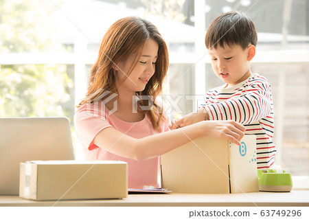 Parents and children, sons, mothers, boxes together Parents and children, sons, mothers, boxes together 63749296