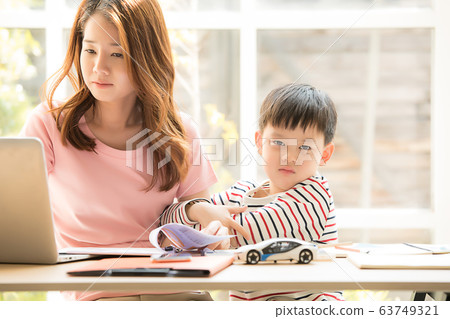 父母和孩子,母親,孩子,兒子,在家工作 父母和孩子,母親,孩子,兒子,在家工作 63749321