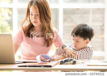 父母和孩子，母親，孩子，兒子，在家工作 63749322