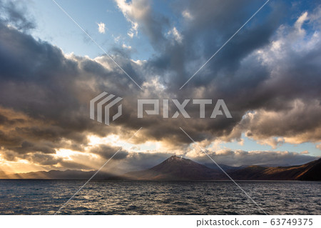 Lake Shikotsu and Mount Eniwa in Hokkaido, Japan's national park 63749375