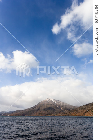 Lake Shikotsu and Mount Eniwa in Hokkaido, Japan's national park 63749384