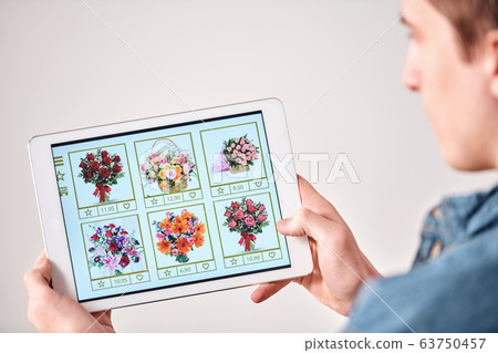 Choosing flower bouquet for girlfriend 63750457