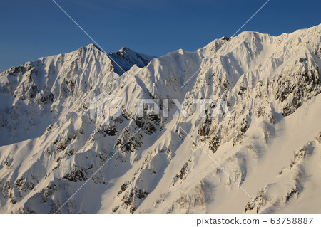 早晨的陽光下的鹿島Yarigatake 早晨的陽光下的鹿島Yarigatake 63758887