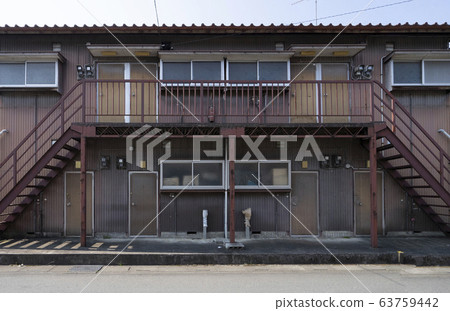Old Japanese houses, row houses, apartments 63759442