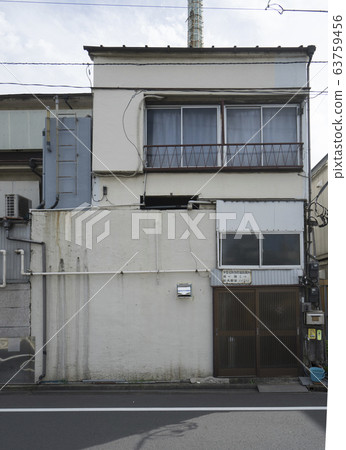 Old Japanese houses, row houses, apartments 63759456