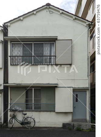 Old Japanese houses, row houses, apartments 63759476