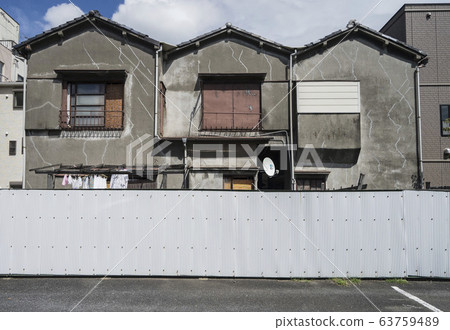 Old Japanese houses, row houses, apartments 63759489