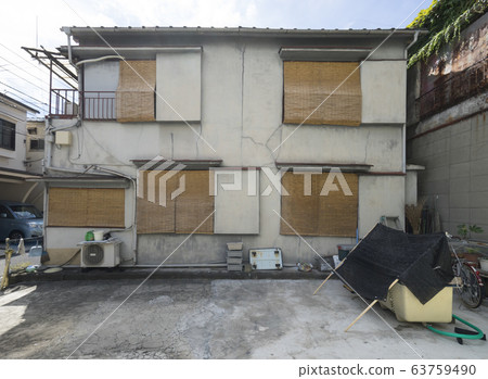 Old Japanese houses, row houses, apartments 63759490