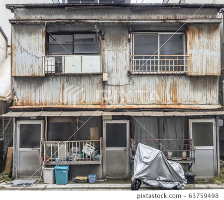 Old Japanese houses, row houses, apartments 63759498