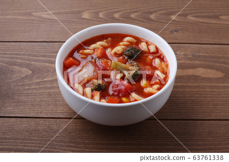 Minestrone tomato soup pasta table 63761338