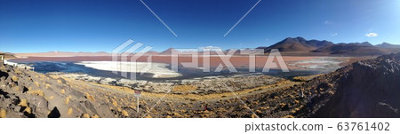 Salar de Uyuni, amid the Andes in southwest Bolivia Salar de Uyuni, amid the Andes in southwest Bolivia 63761402