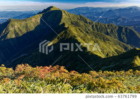 越後山山縱向公路上的秋葉和越後小松景色 63761799