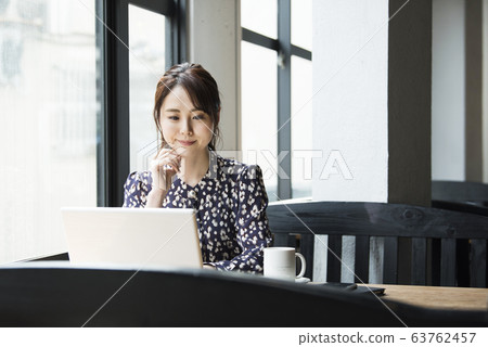 遠程工作咖啡廳婦女 遠程工作咖啡廳婦女 63762457