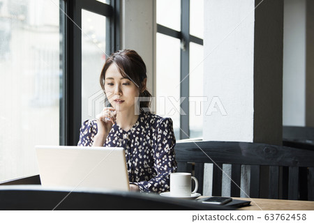 遠程工作咖啡廳婦女 遠程工作咖啡廳婦女 63762458