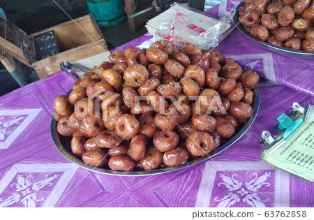 Traditional Malay cake called Kuih Keria. Made from the main ingredients of mashed potatoes and flour. Cover with sugar after frying. Traditional Malay cake called Kuih Keria. Made from the main ingredients of mashed potatoes and flour. Cover with sugar after frying. 63762858