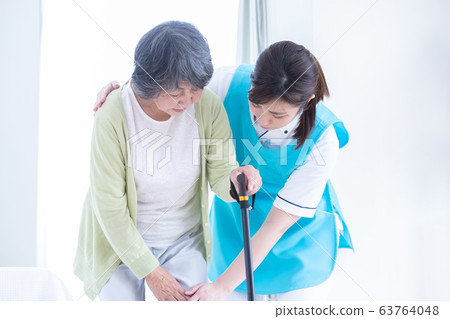 Nursing care image Walking assistance 63764048