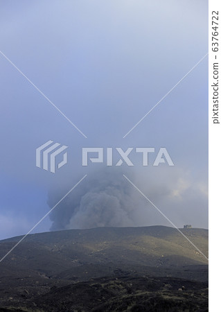 來自阿蘇中岳(熊本縣阿蘇市)的火山羽 來自阿蘇中岳(熊本縣阿蘇市)的火山羽 63764722