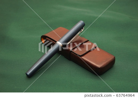 Fountain pen and leather pen case 63764964