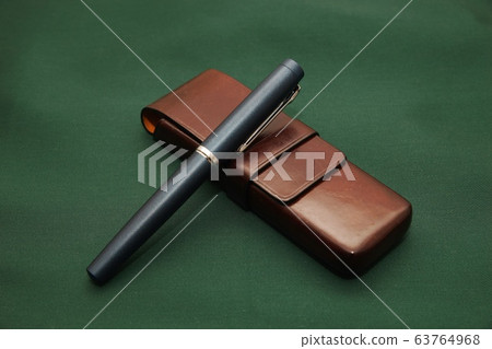 鋼筆和皮革筆盒 鋼筆和皮革筆盒 63764968