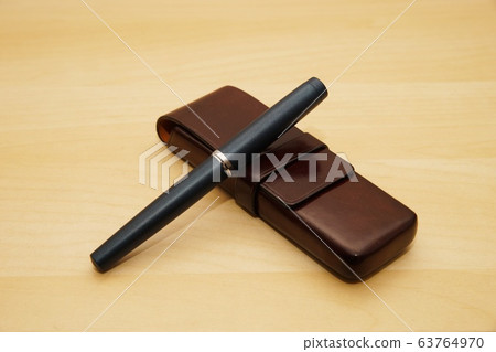 Fountain pen and leather pen case 63764970