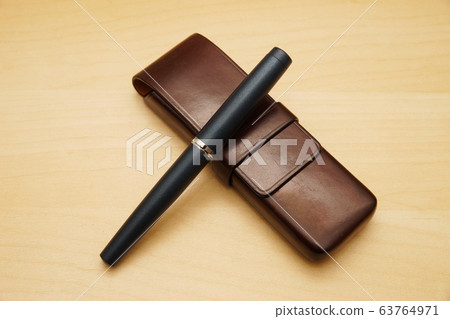 Fountain pen and leather pen case 63764971