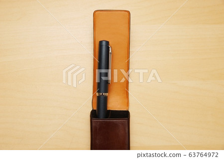 Fountain pen and leather pen case 63764972