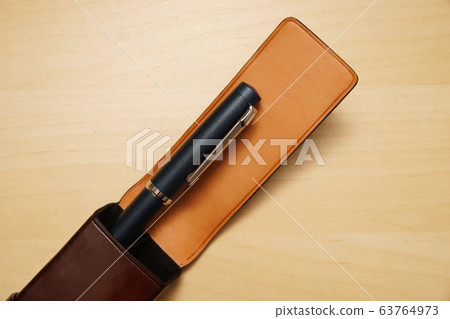 鋼筆和皮革筆盒 鋼筆和皮革筆盒 63764973