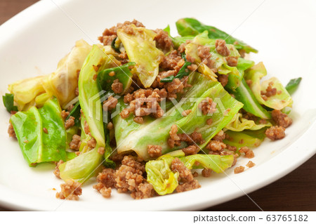 Stir-fried cabbage with miso 63765182