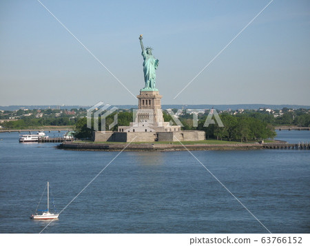 the statue of Liberty  63766152