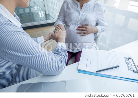 Insurance agents recommend health insurance to pregnant women Insurance agents recommend health insurance to pregnant women 63766761