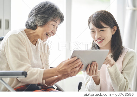 老婦看著平板電腦 63768596