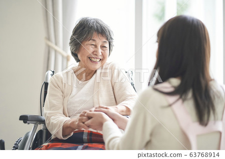 Elderly people and caregivers Elderly people and caregivers 63768914