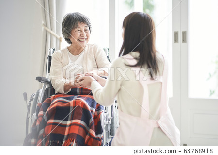 Elderly people and caregivers Elderly people and caregivers 63768918