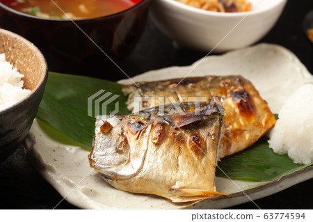 設置烤鯖魚的膳食 63774594