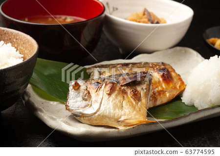 設置烤鯖魚的膳食 設置烤鯖魚的膳食 63774595