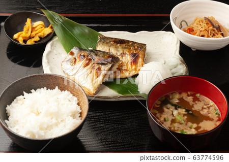 設置烤鯖魚的膳食 63774596