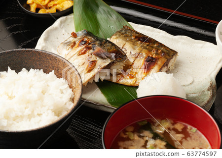 設置烤鯖魚的膳食 設置烤鯖魚的膳食 63774597