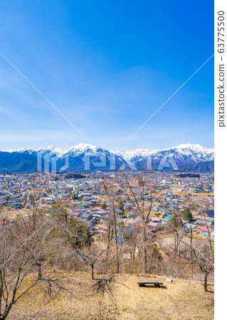 Early spring in the Northern Alps and Omachi City [Nagano Prefecture] 63775500