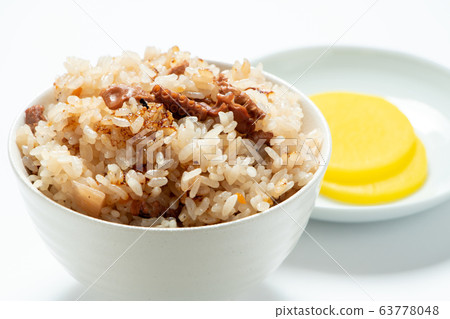 大米用章魚和章魚煮。照片背面的泡菜（takuan泡菜）。 （白色背景） 63778048