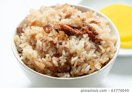 大米用章魚和章魚煮。照片背面的泡菜(takuan泡菜)。 (白色背景) 大米用章魚和章魚煮。照片背面的泡菜(takuan泡菜)。 (白色背景) 63778049