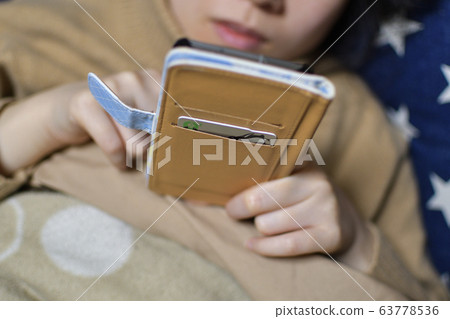 I fell asleep with my smartphone 63778536
