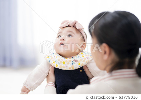 母親抱著一個七個月的女兒 母親抱著一個七個月的女兒 63779016