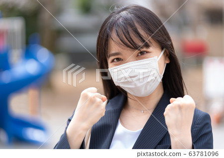 戴著面具的年輕女子做戰鬥姿勢 戴著面具的年輕女子做戰鬥姿勢 63781096