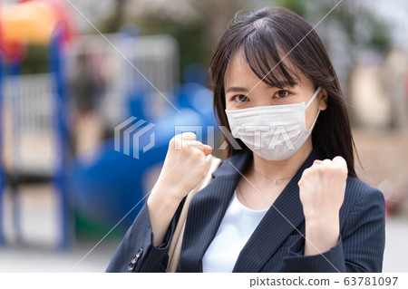 戴著面具的年輕女子做戰鬥姿勢 63781097