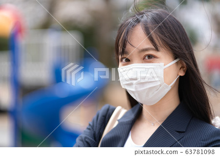 戴著面具的年輕女子做戰鬥姿勢 戴著面具的年輕女子做戰鬥姿勢 63781098