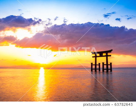 早春的白羽湖Shirahige神社黎明 早春的白羽湖Shirahige神社黎明 63782643