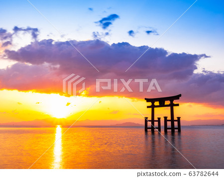 早春的白羽湖Shirahige神社黎明 早春的白羽湖Shirahige神社黎明 63782644